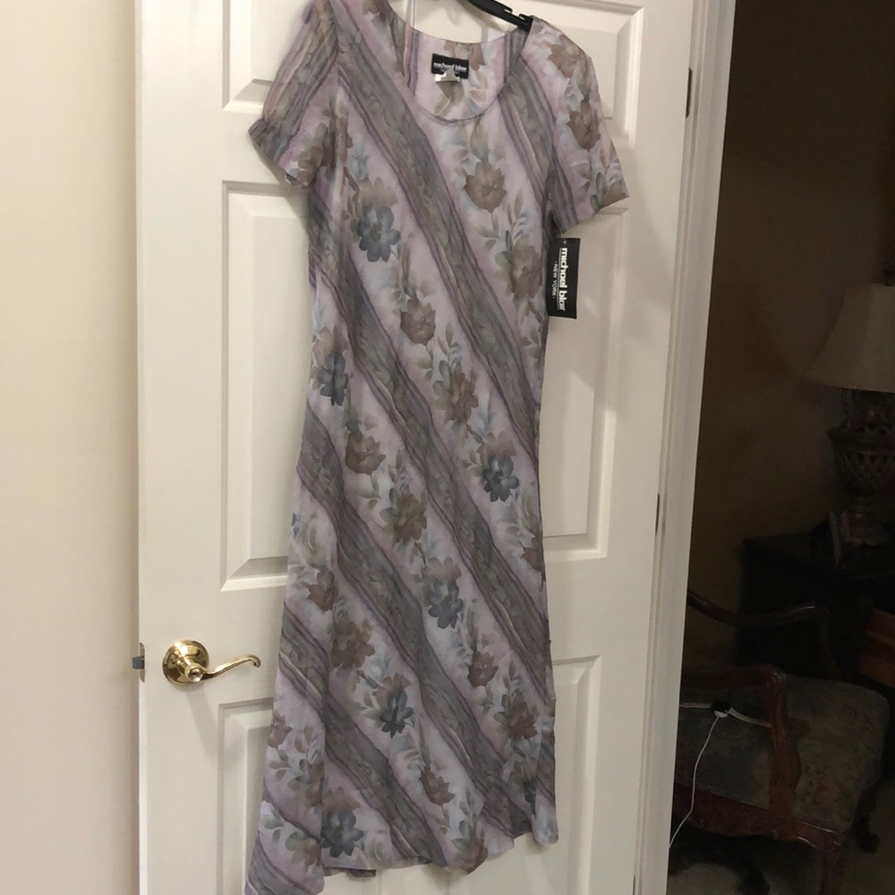 Ladies dress beautiful floral print, size 14! NWT. 100% polyester,built in slip!